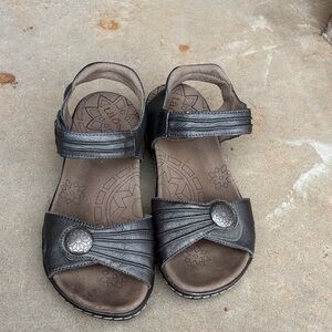 Taos Escape Metallic Sandals! Size 8